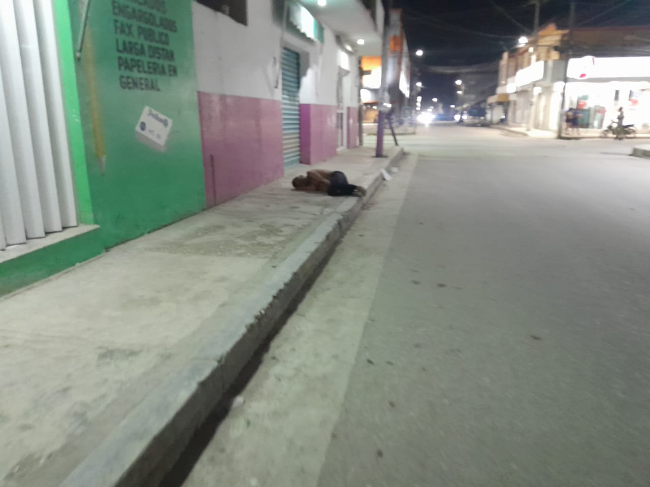 Un hombre del Escuadrón de la Muerte quedó tirado en la banqueta tras ser empujado por un compañero de parranda Un hombre del Escuadrón de la Muerte quedó tirado en la banqueta tras ser empujado por un compañero de parranda