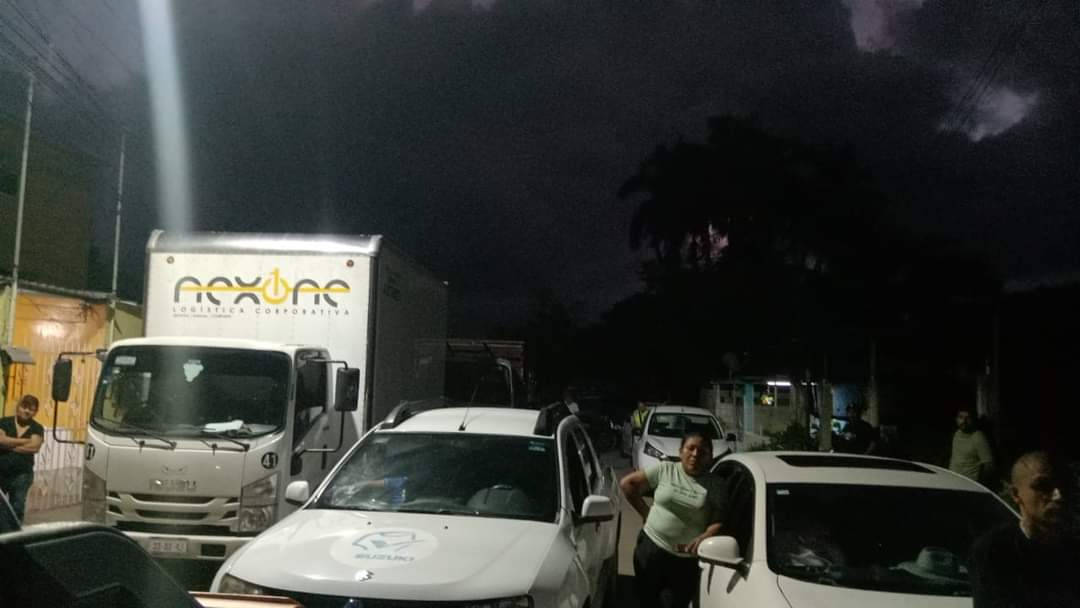 más de 24 horas de bloqueo de la carretera federal 180 en el poblado de Atasta más de 24 horas de bloqueo de la carretera federal 180 en el poblado de Atasta