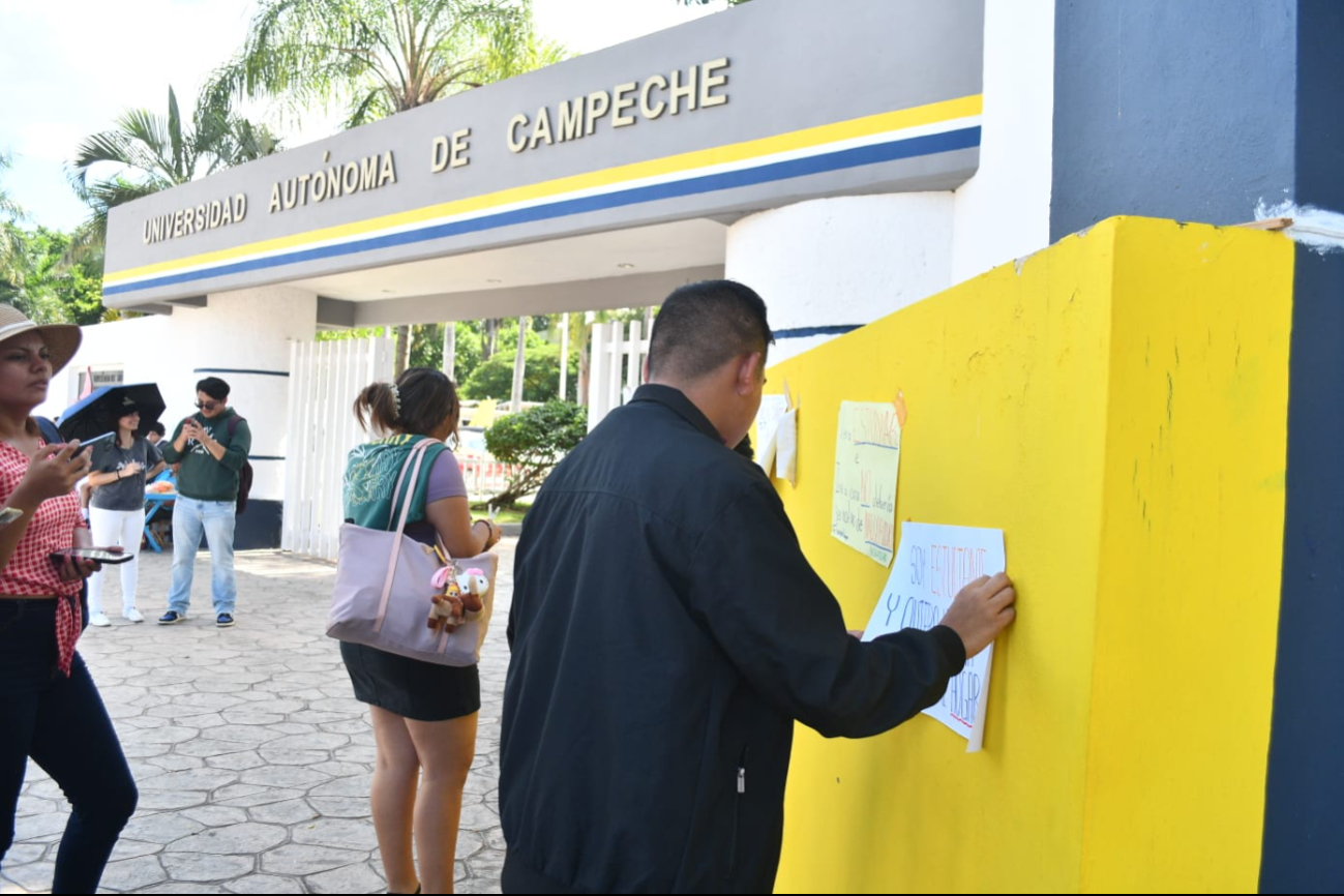 Alumnos de la UAC protestaron para exigir mayor seguridad tras el robo a una estudiante Alumnos de la UAC protestaron para exigir mayor seguridad tras el robo a una estudiante