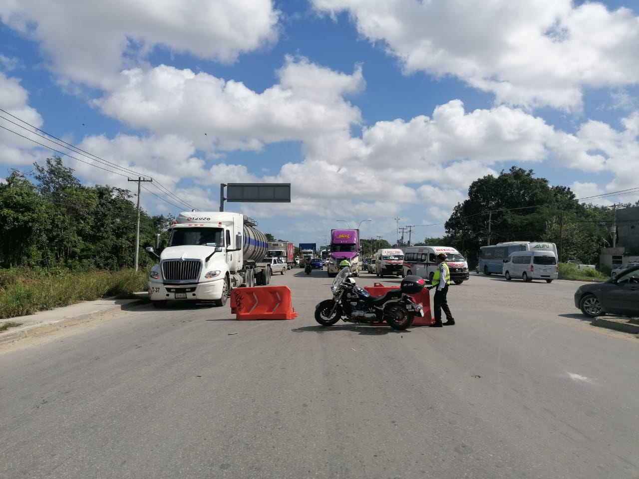 Debido a los bloqueos de ambos tramos importantes en Cancún, se ha reportado un tráfico lento Debido a los bloqueos de ambos tramos importantes en Cancún, se ha reportado un tráfico lento