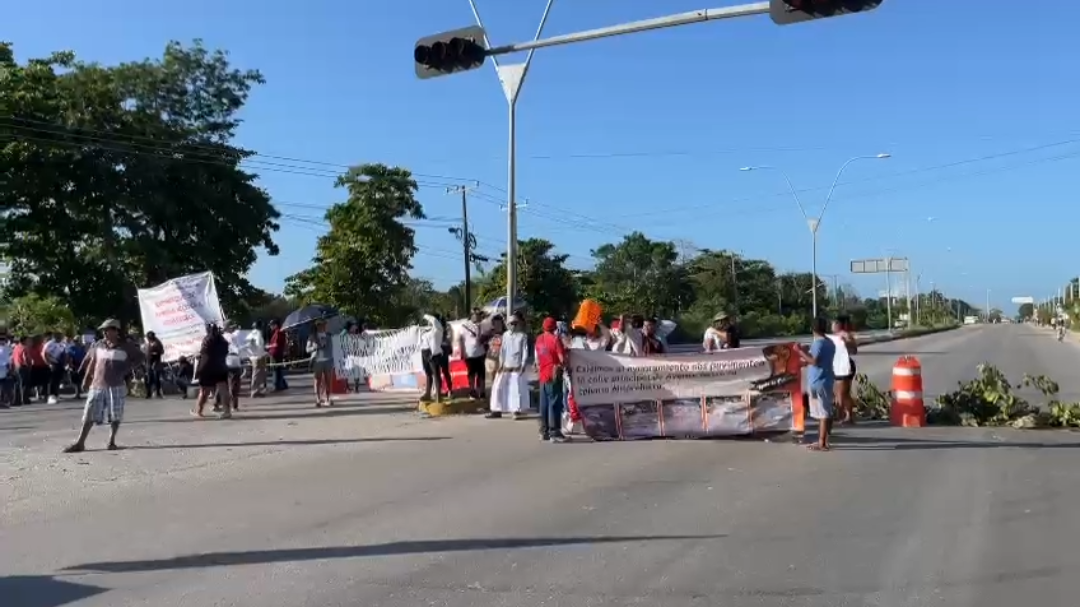 Vecinos de Cancún bloquearon la avenida José López Portillo por falta de mantenimiento en las calles Vecinos de Cancún bloquearon la avenida José López Portillo por falta de mantenimiento en las calles