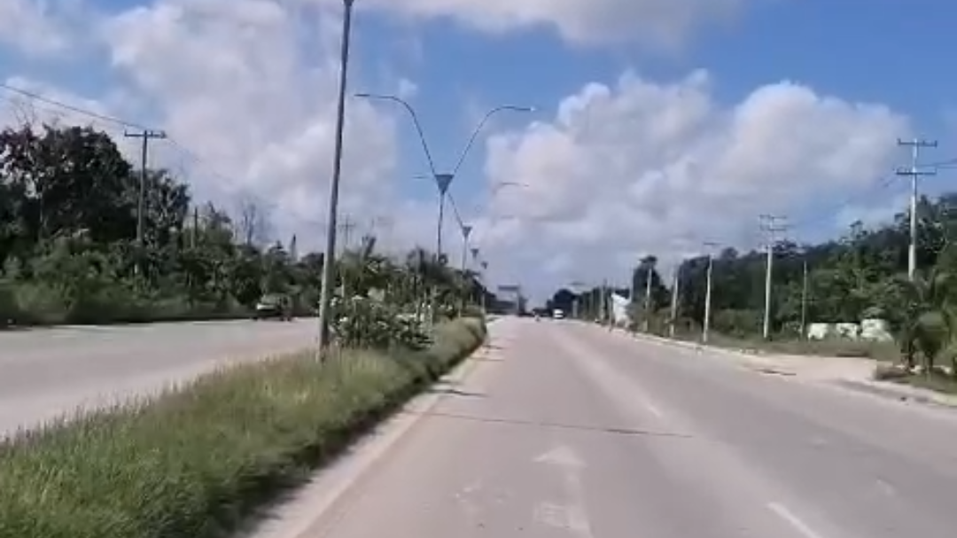 Durante las manifestaciones se reportó la presencia de fuego en el otro extremo de la carretera Durante las manifestaciones se reportó la presencia de fuego en el otro extremo de la carretera