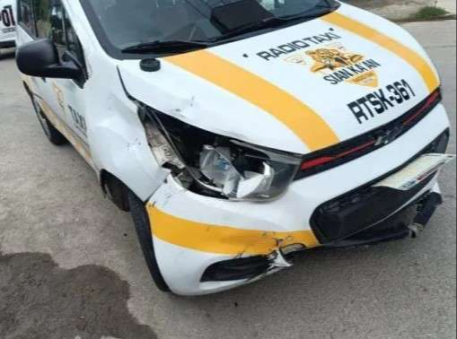En el accidente entre el taxista y el motociclista se registraron daños materiales en ambas unidades En el accidente entre el taxista y el motociclista se registraron daños materiales en ambas unidades