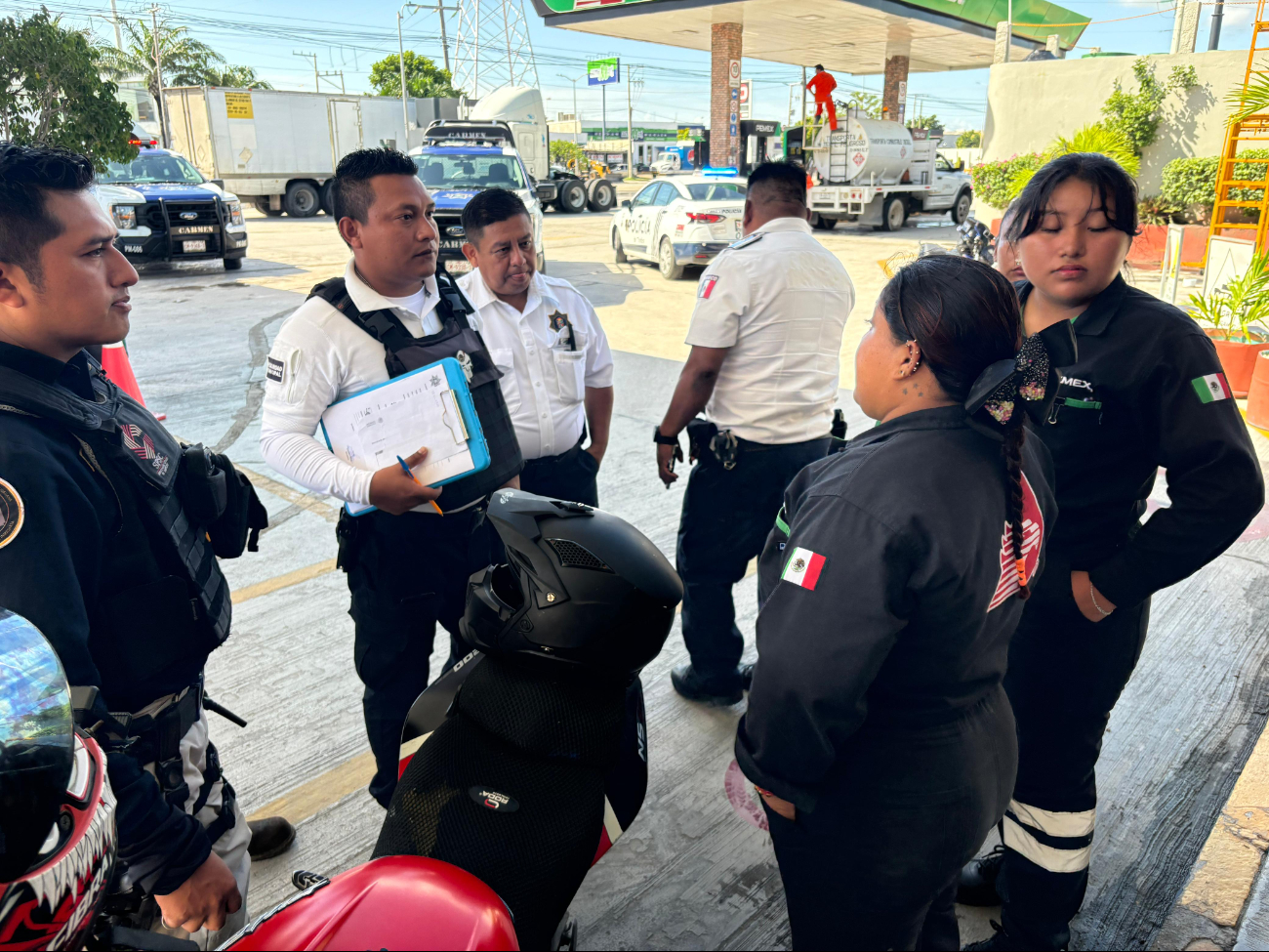 Familiares y conocidos de las afectadas llegaron a la gasolinera para confrontar al encargado Familiares y conocidos de las afectadas llegaron a la gasolinera para confrontar al encargado