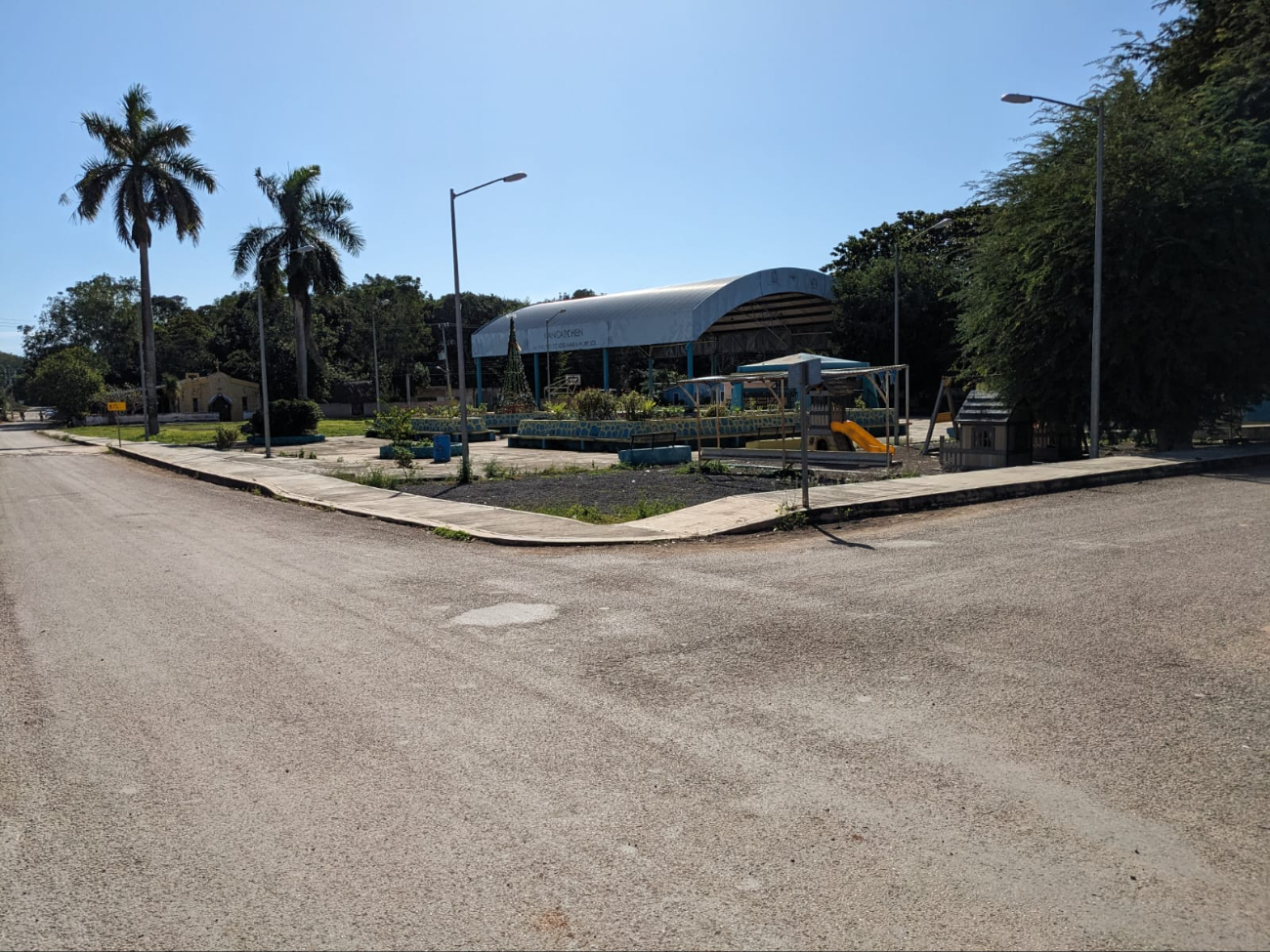 Habitantes de la zona pidieron ayuda del palacio municipal para la limpieza de los escombros Habitantes de la zona pidieron ayuda del palacio municipal para la limpieza de los escombros