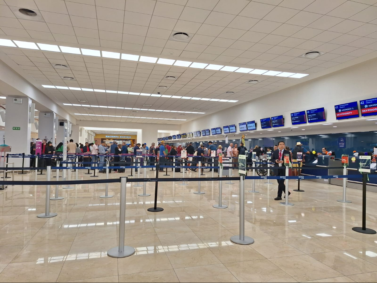 Hay buena afluencia de pasajeros en el aeropuerto de Mérida este jueves Hay buena afluencia de pasajeros en el aeropuerto de Mérida este jueves
