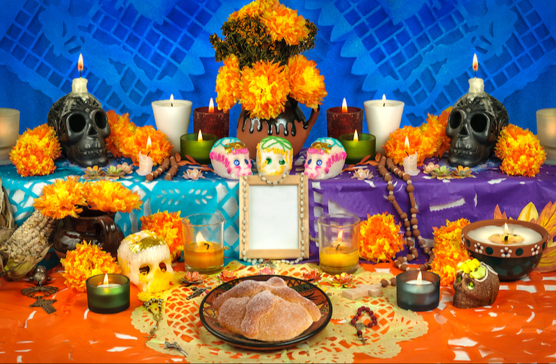 La ofrenda del Día de Muertos cuenta con elementos como las calaveritas de azúcar, chocolate o amaranto, pan de muerto, flores de cempasúchil, veladoras y retratos. La ofrenda del Día de Muertos cuenta con elementos como las calaveritas de azúcar, chocolate o amaranto, pan de muerto, flores de cempasúchil, veladoras y retratos.