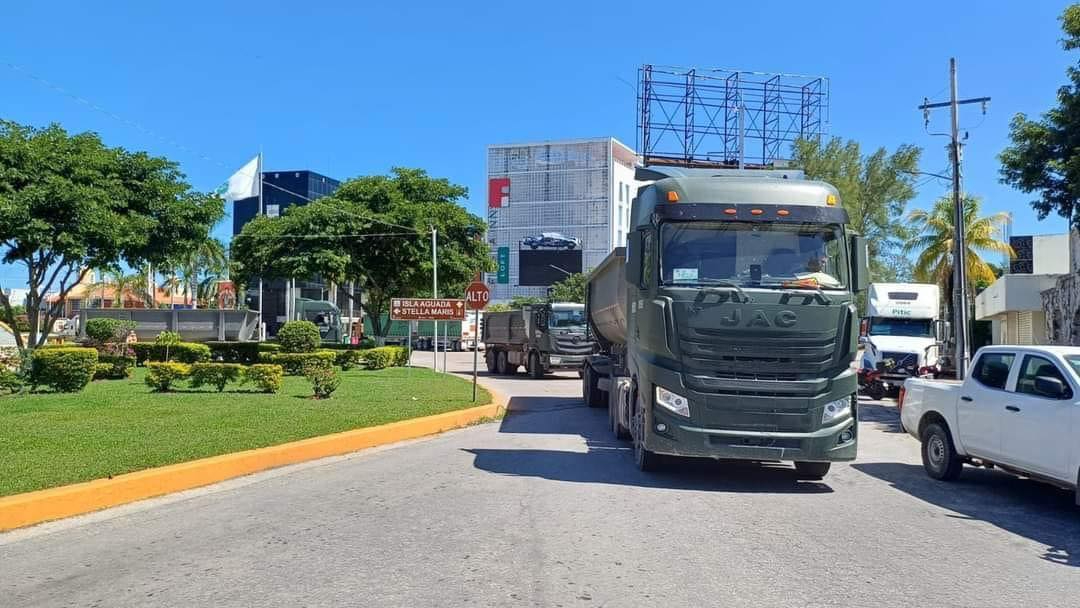 La Sedena envió vehículos de carga pesada para reparar carreteras en mal estado La Sedena envió vehículos de carga pesada para reparar carreteras en mal estado