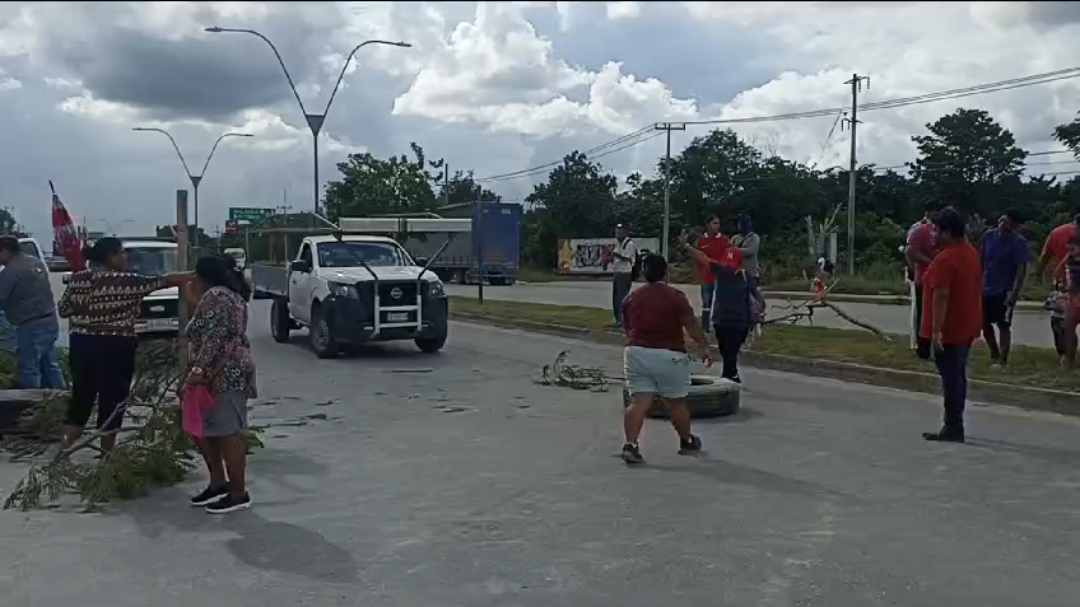 Ante la incompetencia de autoridades, vecinos se reunieron para iniciar bloqueos Ante la incompetencia de autoridades, vecinos se reunieron para iniciar bloqueos