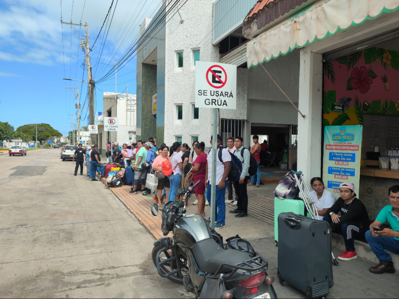 Buscan transporte alternativo tras no encontrar salidas de autobuses Buscan transporte alternativo tras no encontrar salidas de autobuses