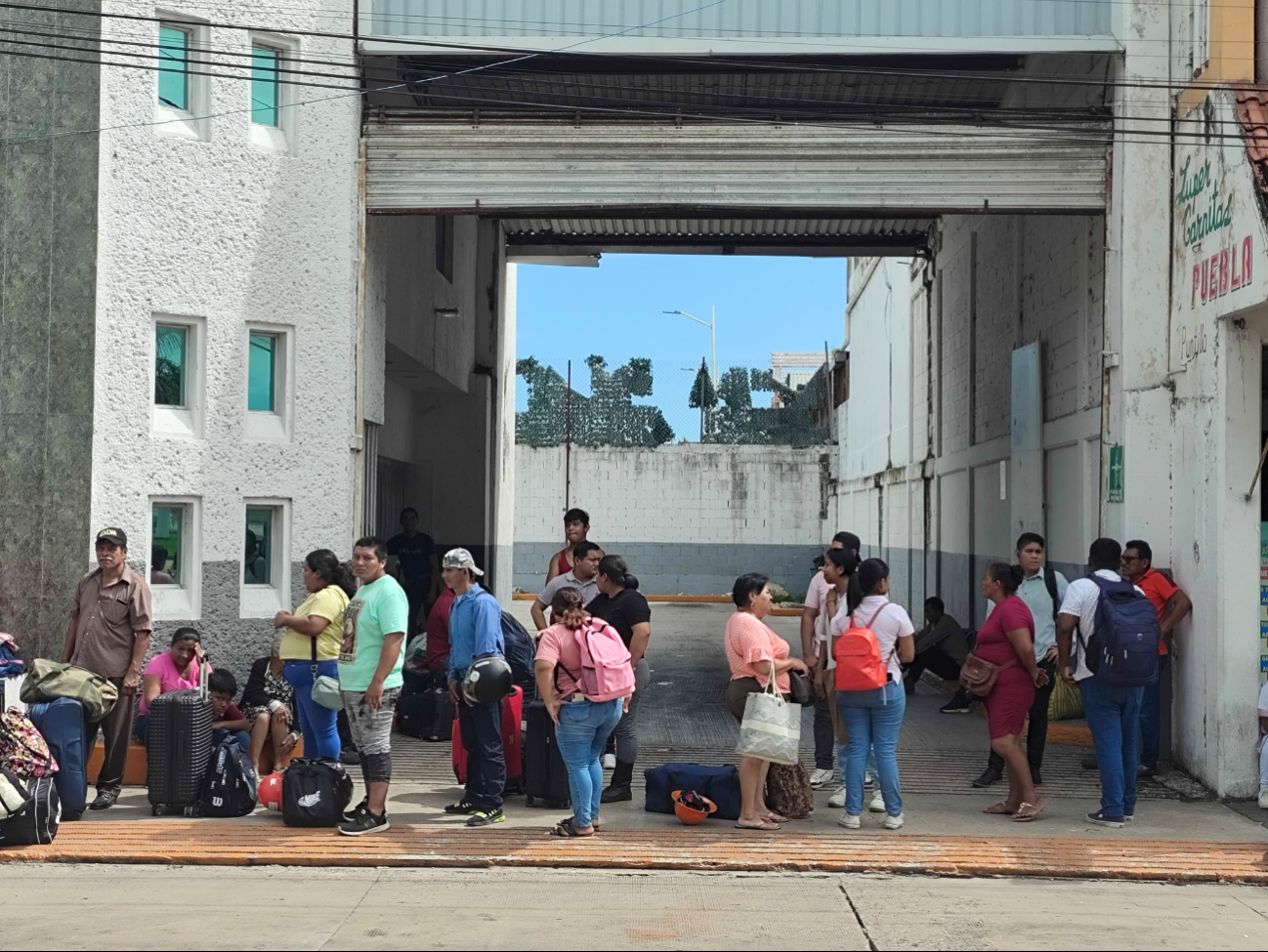 Decenas de personas, incluyendo familias completas, esperan en la central camionera Centla y la Terminal de Autobuses de Oriente Decenas de personas, incluyendo familias completas, esperan en la central camionera Centla y la Terminal de Autobuses de Oriente