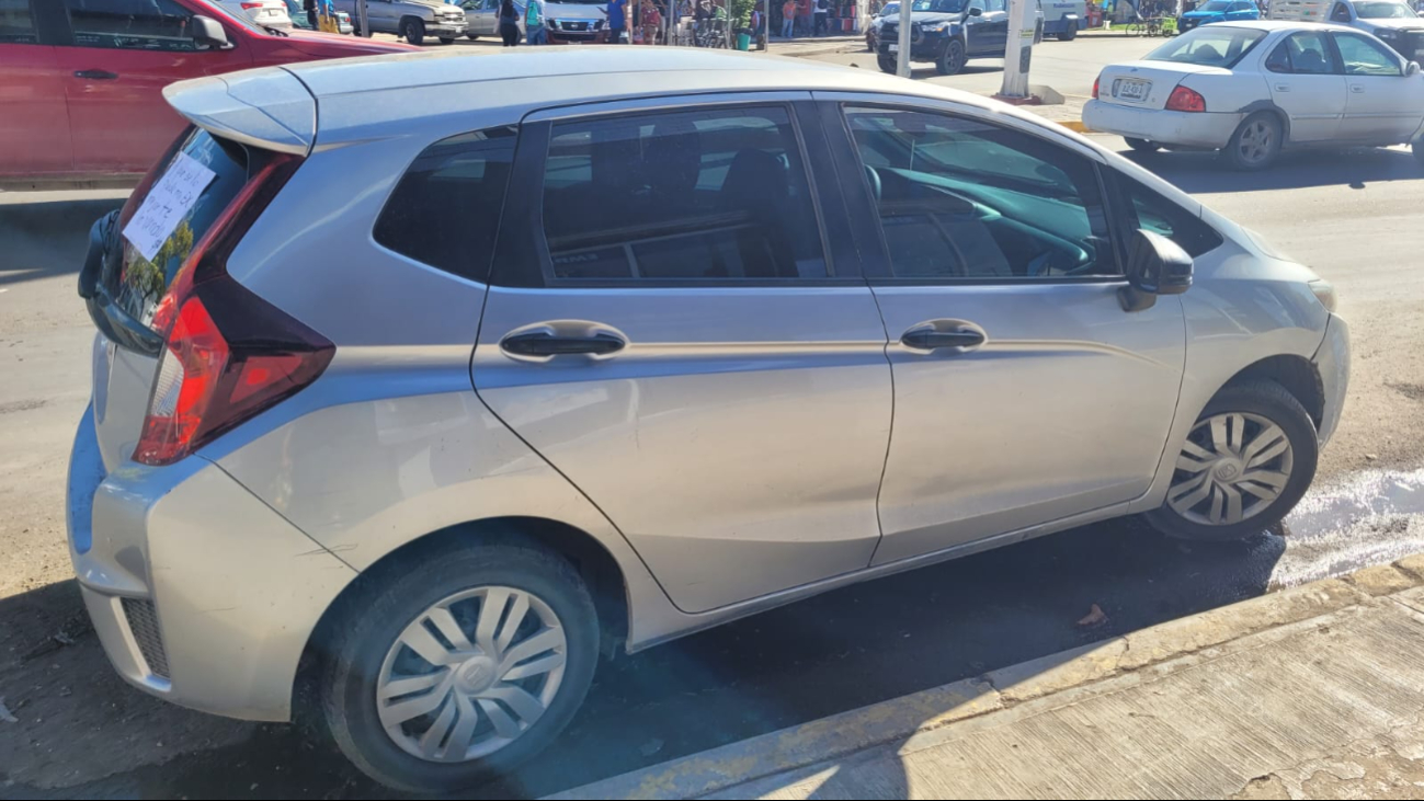 El auto fue estacionado frente a una casa de empeños, esperando atraer compradores con el ingenioso mensaje El auto fue estacionado frente a una casa de empeños, esperando atraer compradores con el ingenioso mensaje