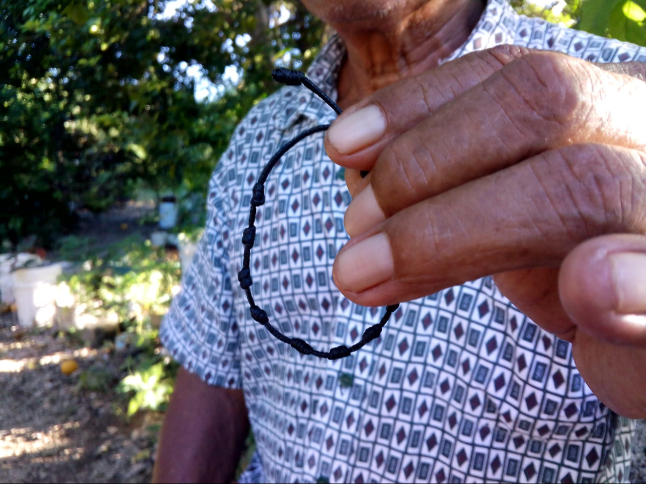 El brazalete tejido con 9 hebras y nudos debe ser portado por los menores hasta finales de noviembre El brazalete tejido con 9 hebras y nudos debe ser portado por los menores hasta finales de noviembre