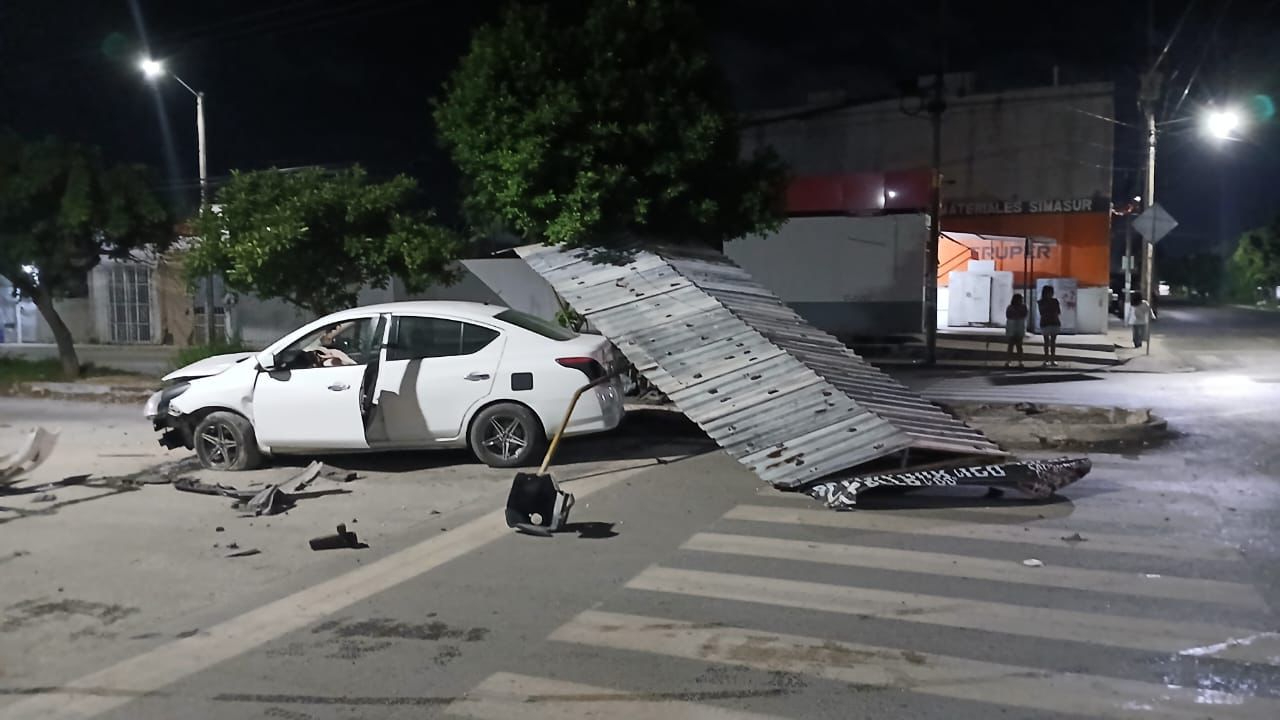El conductor iba a exceso de velocidad, logrando perder el control e impactarse contra el puesto El conductor iba a exceso de velocidad, logrando perder el control e impactarse contra el puesto