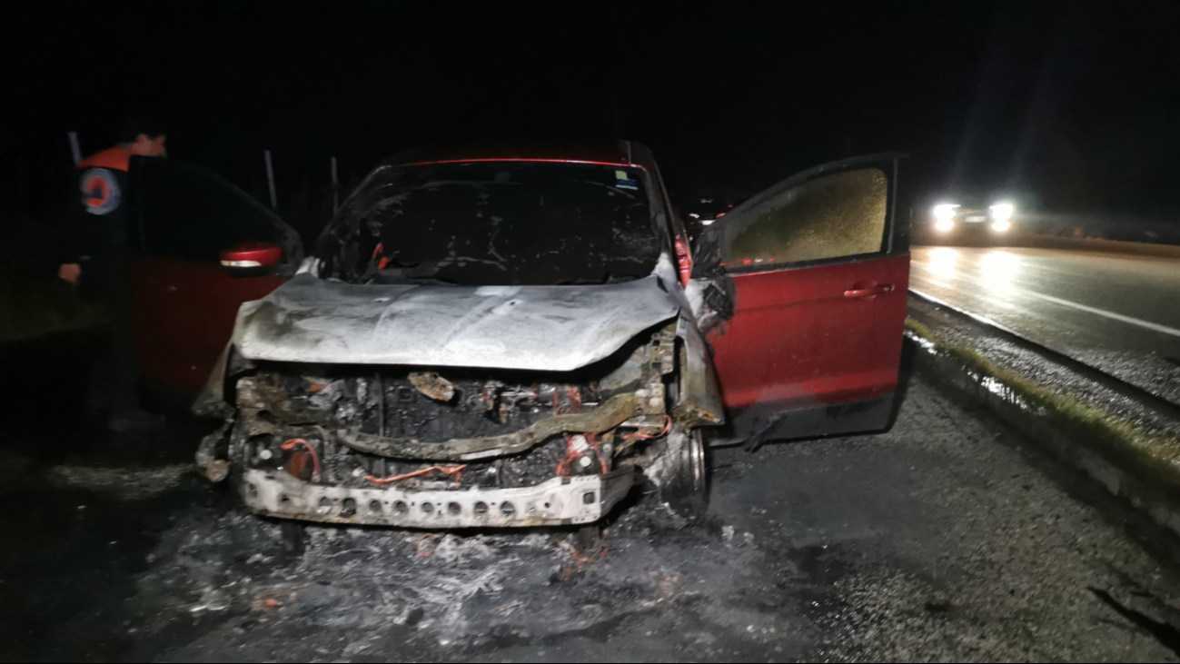 El propietario percibió un fuerte olor a quemado y se detuvo en el acotamiento, momento en el que el vehículo comenzó a incendiarse rápidamente El propietario percibió un fuerte olor a quemado y se detuvo en el acotamiento, momento en el que el vehículo comenzó a incendiarse rápidamente