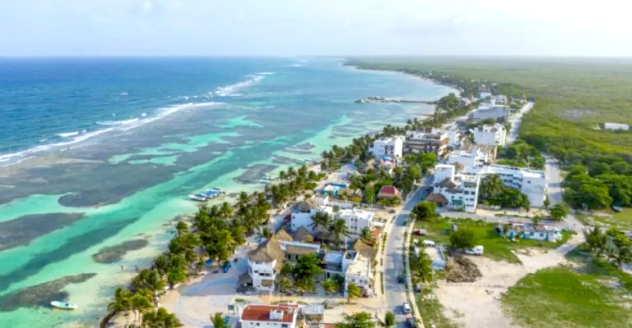 En la Zona Sur de Quintana Roo, Mahahual se ha convertido en un foco rojo de invasiones; comenzaron desde hace más de dos décadas En la Zona Sur de Quintana Roo, Mahahual se ha convertido en un foco rojo de invasiones; comenzaron desde hace más de dos décadas