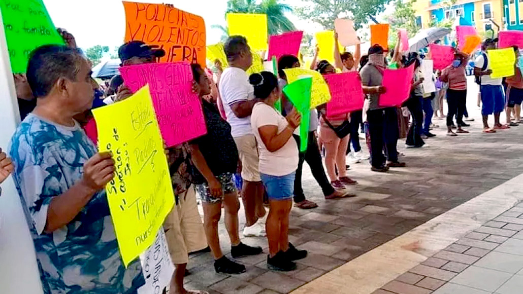 En Playa del Carmen, “paracaidistas” tomaron el Palacio Municipal hace una semana. En Playa del Carmen, “paracaidistas” tomaron el Palacio Municipal hace una semana.