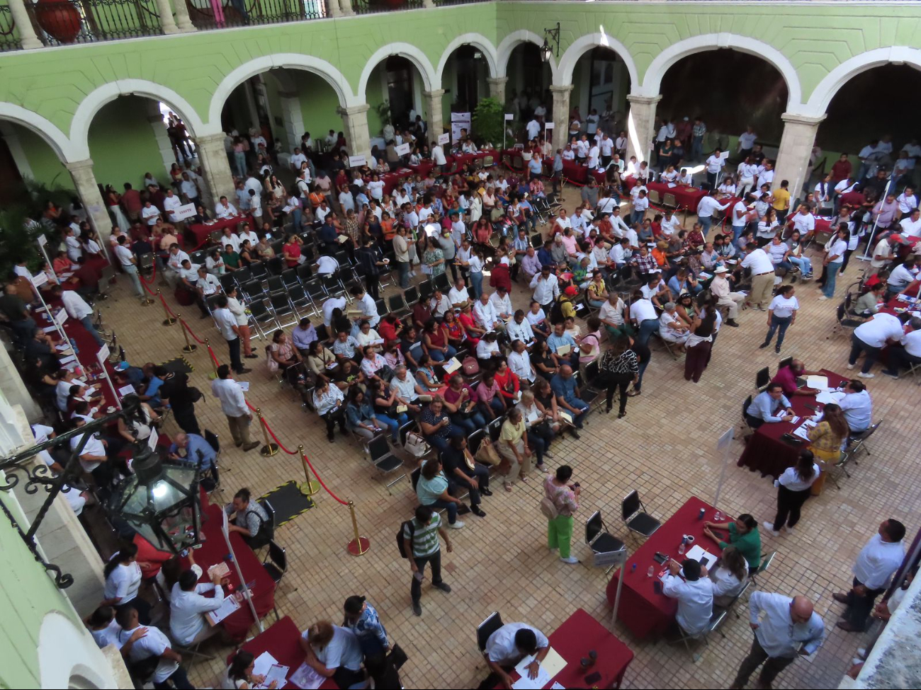 Hay gran afluencia de personas en la primera audiencia con el Gobernador Hay gran afluencia de personas en la primera audiencia con el Gobernador