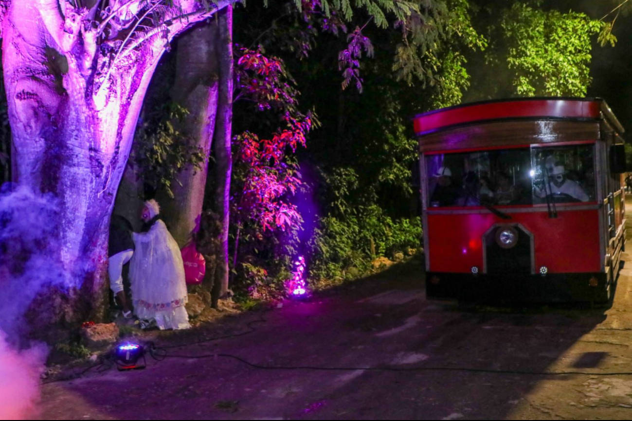 Hopelchén celebra el Día de Muertos con leyendas y terror en el tranvía