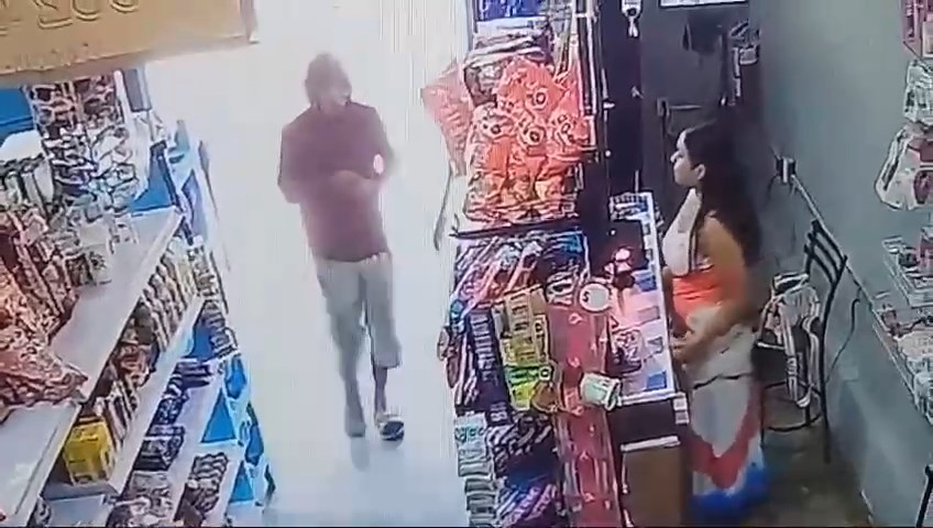 Un hombre armado con una navaja asaltó una tienda de conveniencia en la avenida Justo Sierra Méndez, llevándose 3 mil pesos Un hombre armado con una navaja asaltó una tienda de conveniencia en la avenida Justo Sierra Méndez, llevándose 3 mil pesos