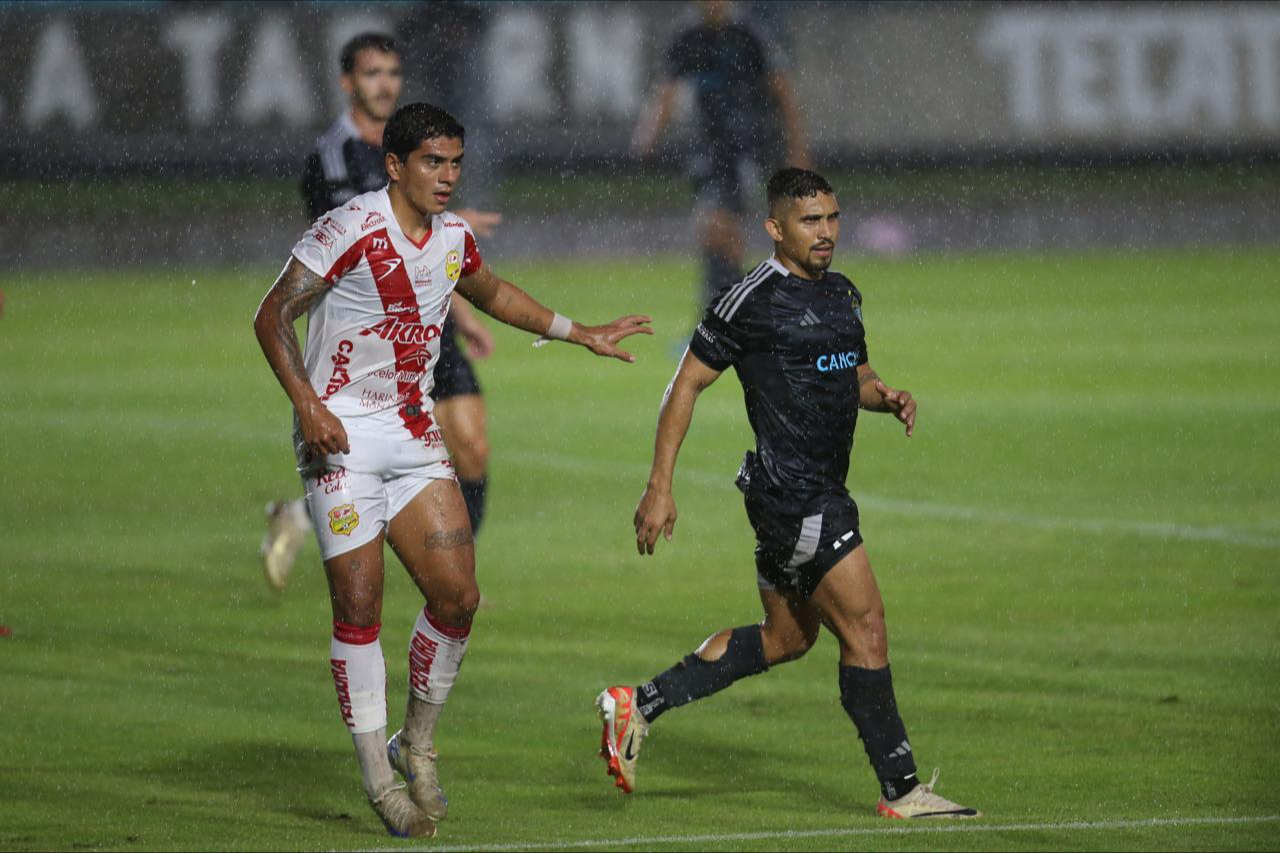 Una fuerte lluvia sorprendió a los jugadores durante el partido. Una fuerte lluvia sorprendió a los jugadores durante el partido.