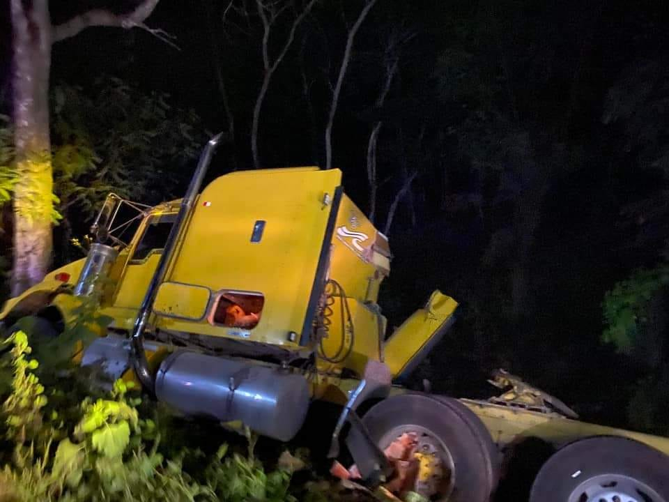 Afortunadamente, solo hubo daños materiales y el conductor salió ileso Afortunadamente, solo hubo daños materiales y el conductor salió ileso