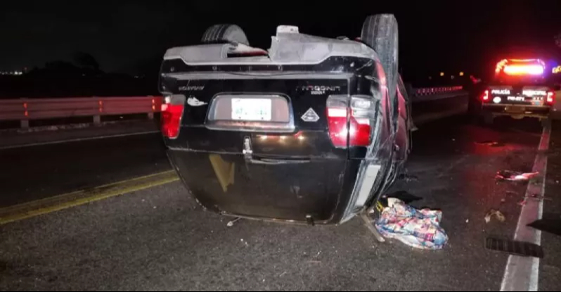 Camioneta de lujo volcada en puente de Ciudad del Carmen Camioneta de lujo volcada en puente de Ciudad del Carmen