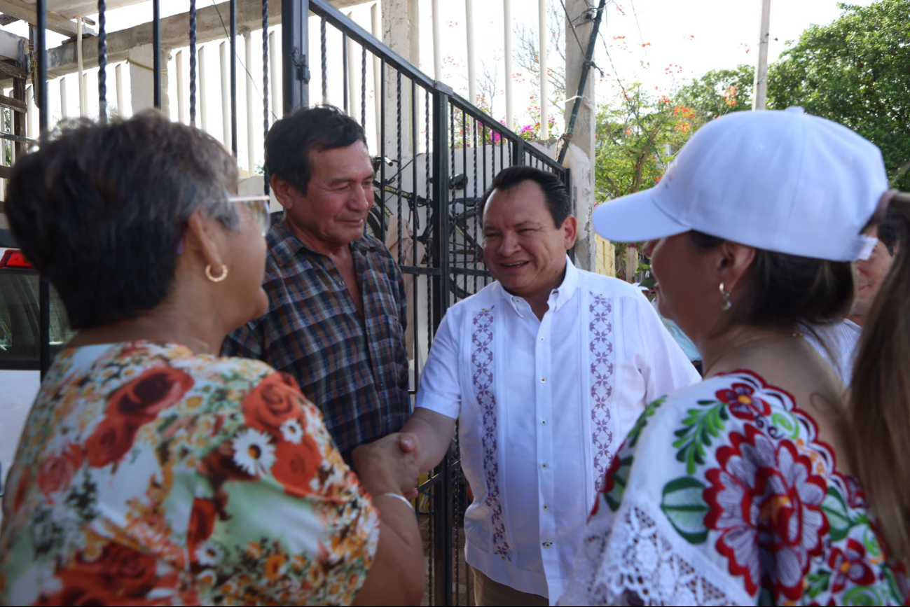 Durante su recorrido, el gobernador visitó casa por casa, escuchando a los ciudadanos para trabajar juntos en soluciones Durante su recorrido, el gobernador visitó casa por casa, escuchando a los ciudadanos para trabajar juntos en soluciones