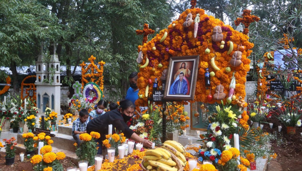 En la tradición mexicana, la comida que se coloca en el altar tiene un papel simbólico En la tradición mexicana, la comida que se coloca en el altar tiene un papel simbólico