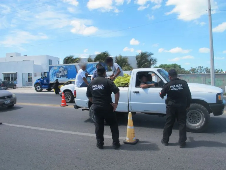 La SSP y la Policía Municipal de Tizimín desplegaron un operativo con patrullas y retenes en rutas cercanas La SSP y la Policía Municipal de Tizimín desplegaron un operativo con patrullas y retenes en rutas cercanas