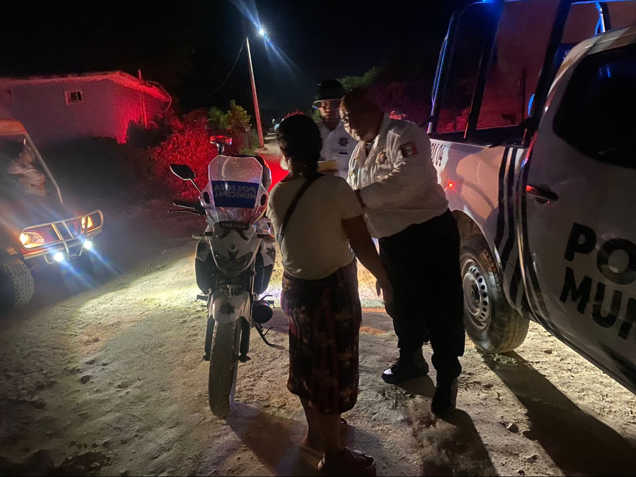 Los elementos policiacos ayudaron a buscar a la mujer y la trasladaron de nuevo al hospital para recibir tratamiento médico Los elementos policiacos ayudaron a buscar a la mujer y la trasladaron de nuevo al hospital para recibir tratamiento médico