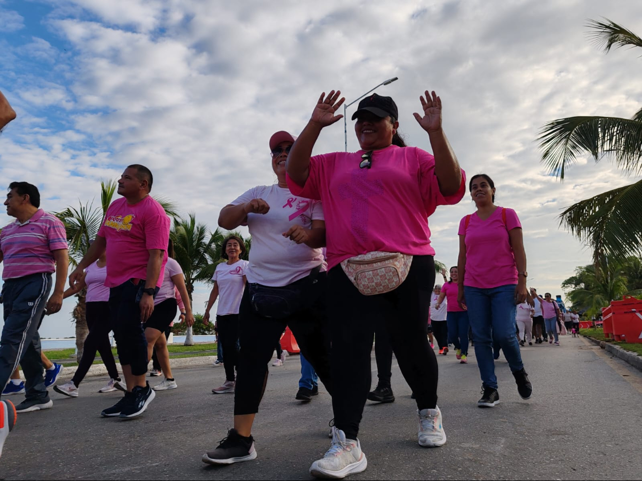Los participantes, vestidos de rosa, partieron de la Plaza de las Tres Culturas y recorrieron la avenida Costera del Golfo Los participantes, vestidos de rosa, partieron de la Plaza de las Tres Culturas y recorrieron la avenida Costera del Golfo