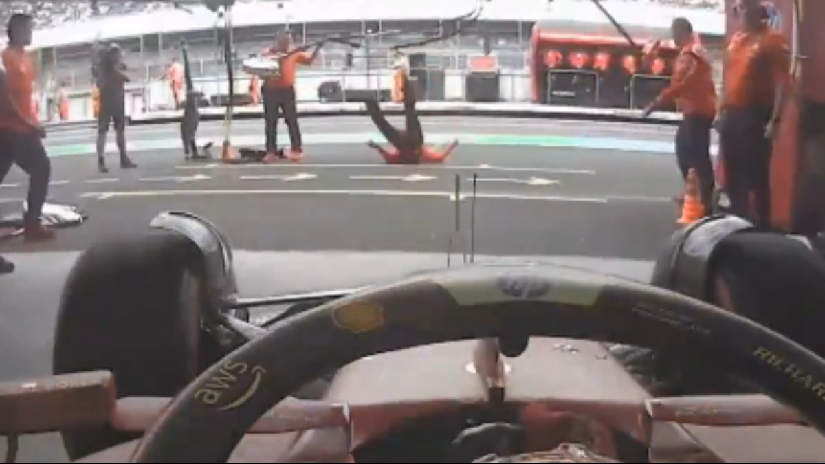Mecánico de Ferrari pierde la "pista" y su caída se hace viral en el GP de México 2024: VIDEO