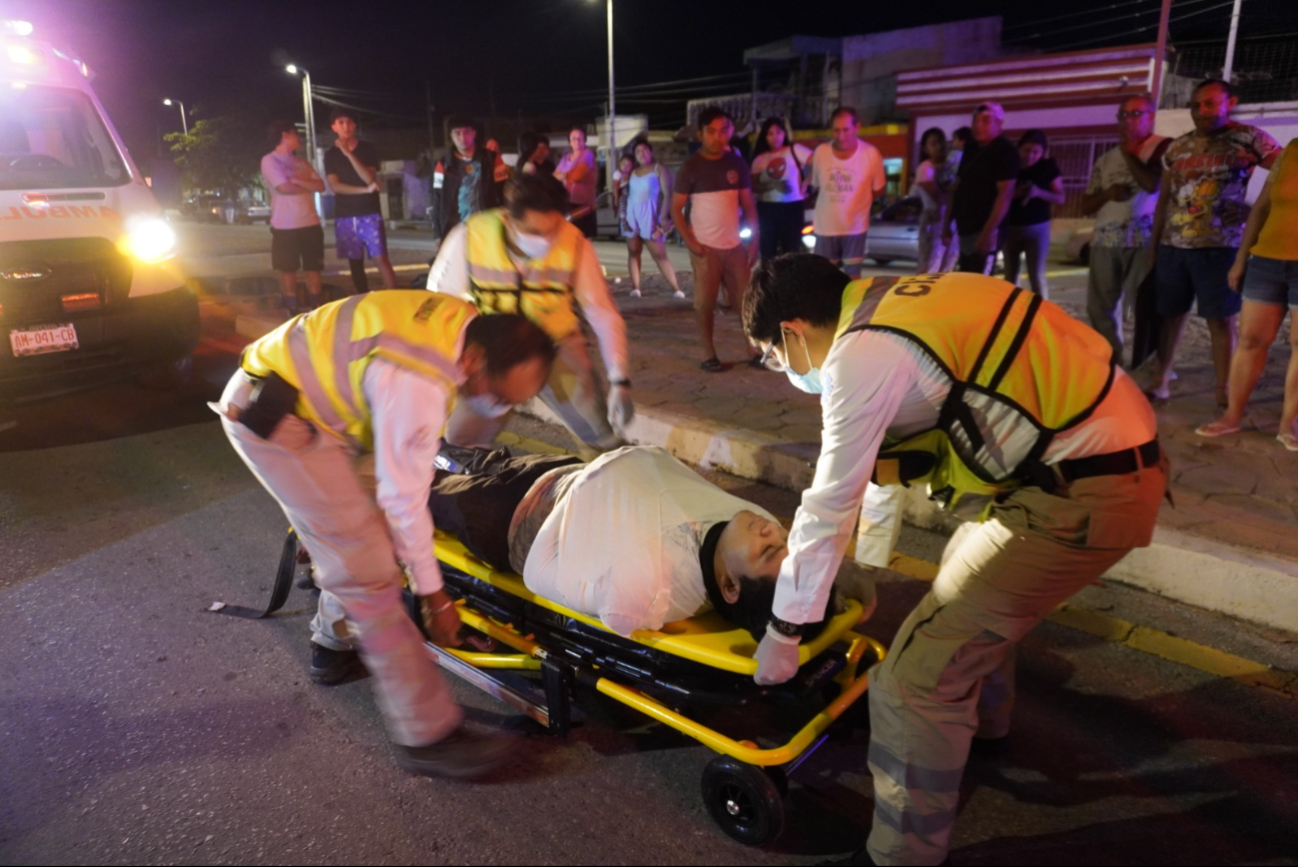 Ciclista y motociclista colisionaron en un momento de no poder parar a tiempo. Ciclista y motociclista colisionaron en un momento de no poder parar a tiempo.