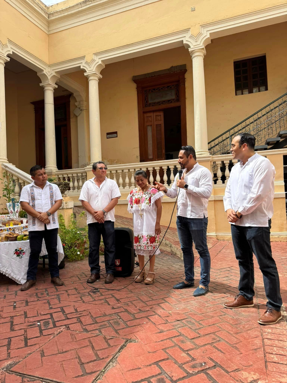 El armonio amenizó las palabras dedicadas El armonio amenizó las palabras dedicadas