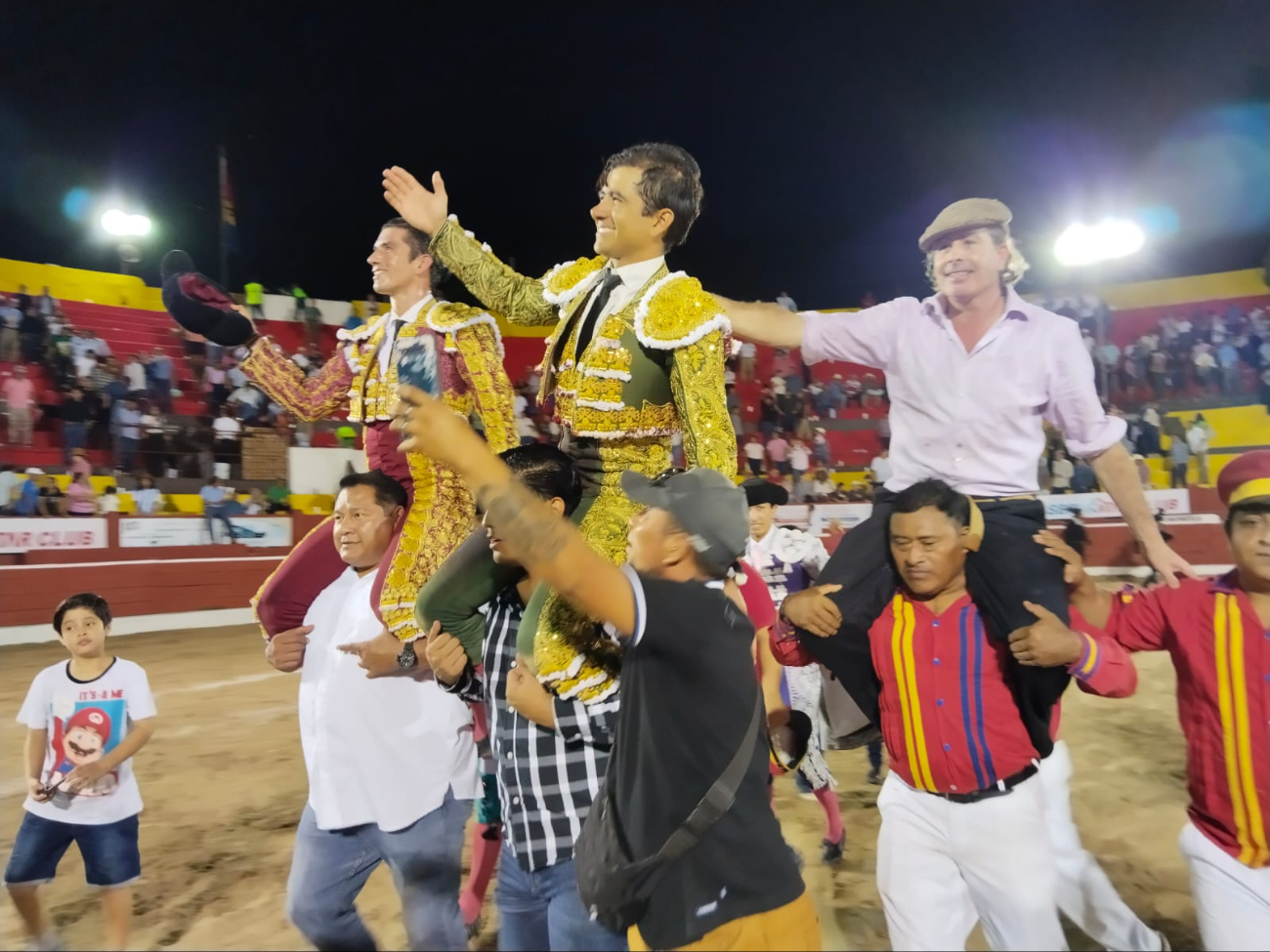 Los toreros fueron cargados entre hombros tras su desempeño. Los toreros fueron cargados entre hombros tras su desempeño.