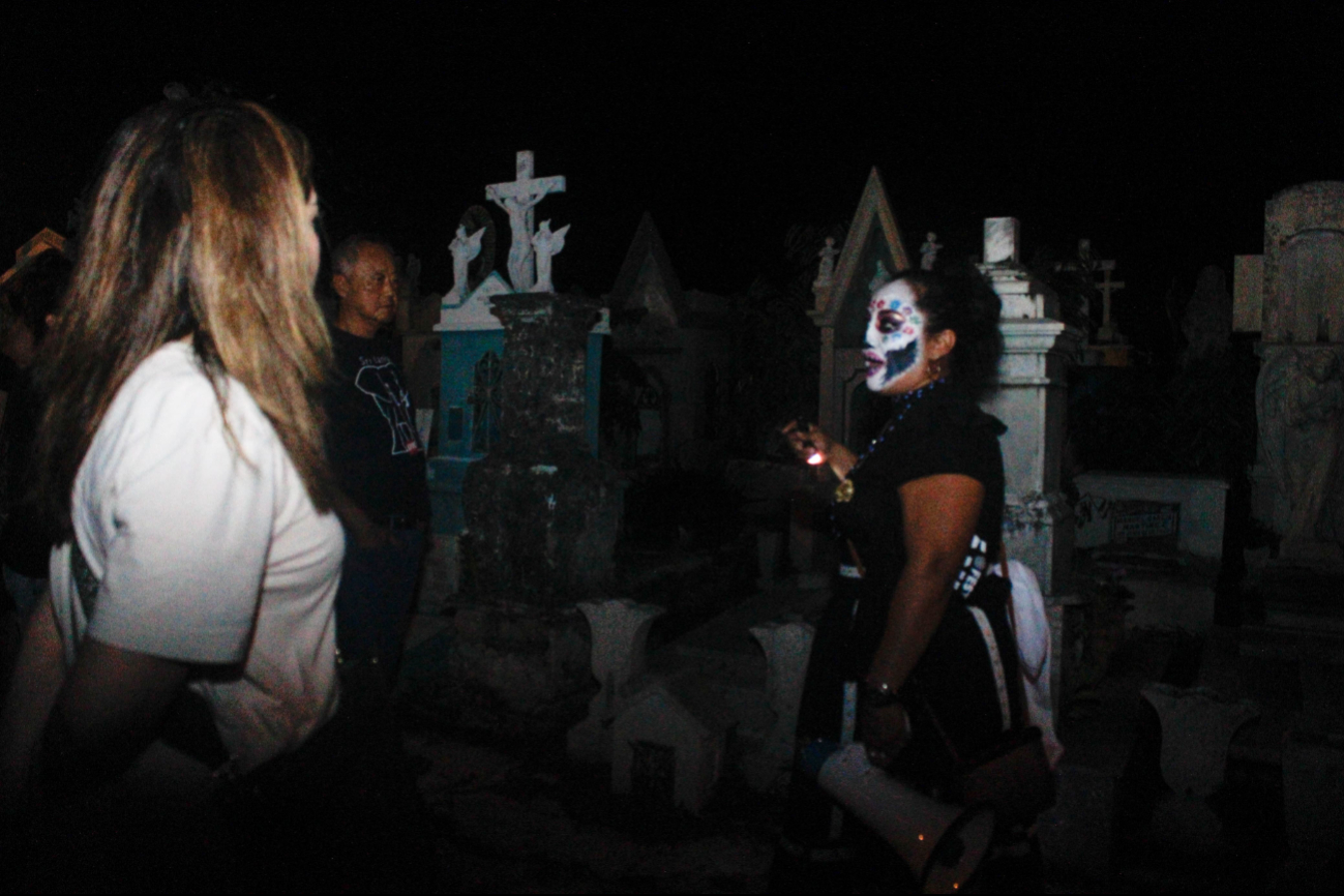 Realizan recorrido en el cementerio general por el Festival de las Ánimas 2024