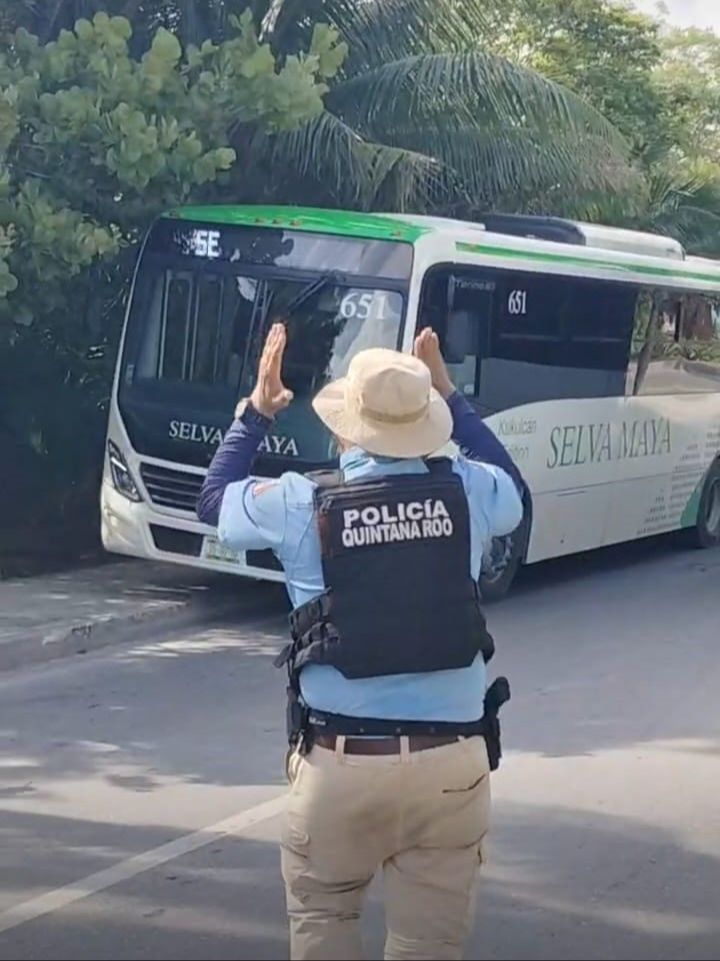 La policía tuvo que controlar el tráfico debido al accidente La policía tuvo que controlar el tráfico debido al accidente