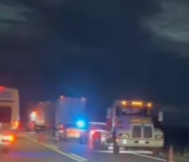 La policía y una grúa llegaron horas después para retirar el tráiler. La policía y una grúa llegaron horas después para retirar el tráiler.