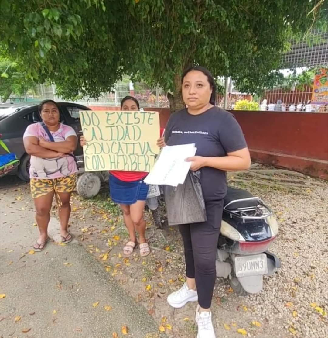 Las madres de familia afirman nunca haber tenido algún problema con anteriores docentes, hasta ahora Las madres de familia afirman nunca haber tenido algún problema con anteriores docentes, hasta ahora