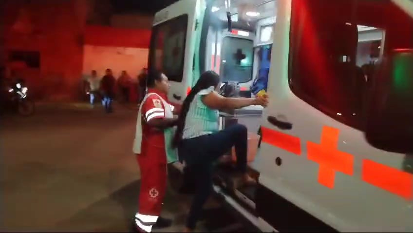 Paramédicos de la Cruz Roja auxiliaron a los accidentados y trasladaron a una lesionada al hospital Paramédicos de la Cruz Roja auxiliaron a los accidentados y trasladaron a una lesionada al hospital
