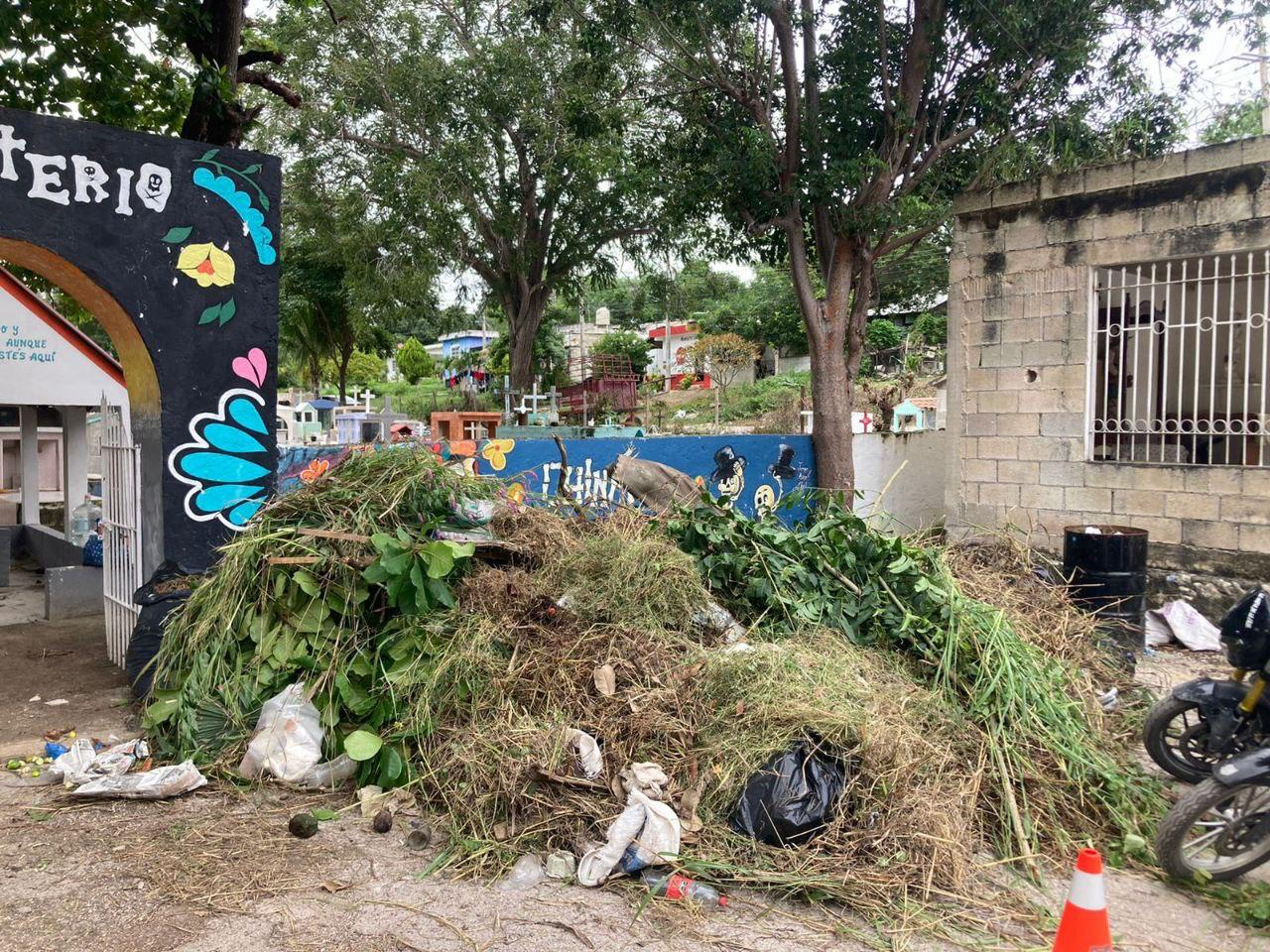 Dan "manita de gato" a cementerios de Campeche 