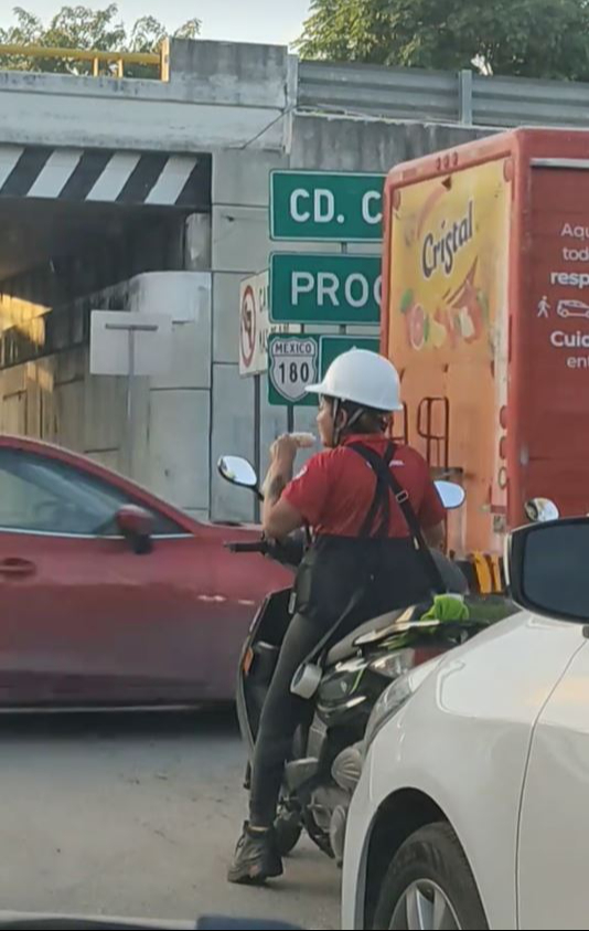 También fue criticada por no usar el casco adecuado También fue criticada por no usar el casco adecuado