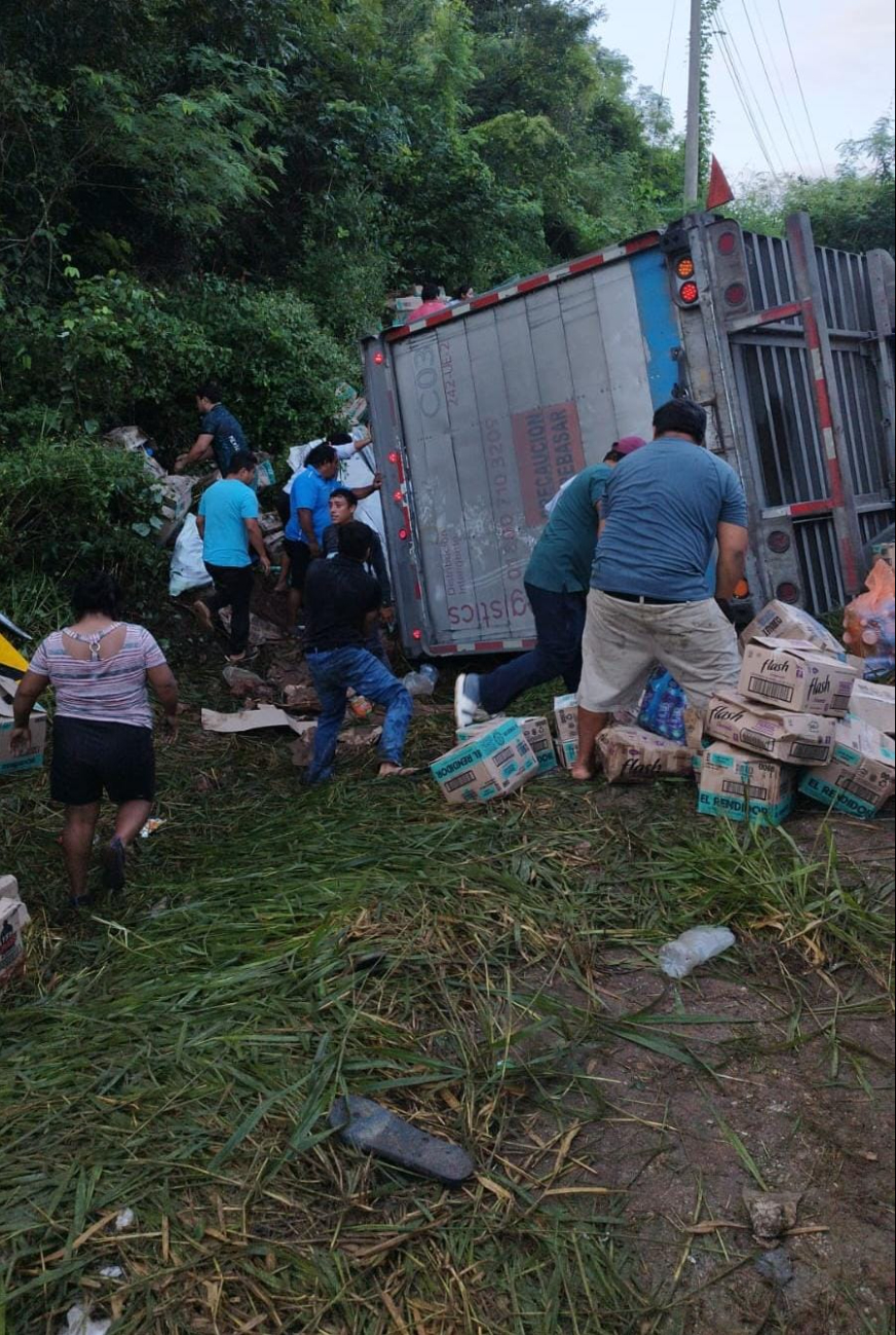 Testigos del accidente se acercaron para comenzar a robar los productos del tráiler Testigos del accidente se acercaron para comenzar a robar los productos del tráiler