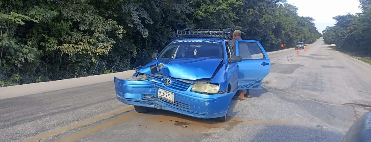 Un accidente en la carretera federal Escárcega-Xpujil involucró un automóvil Volkswagen azul y un volquete Un accidente en la carretera federal Escárcega-Xpujil involucró un automóvil Volkswagen azul y un volquete
