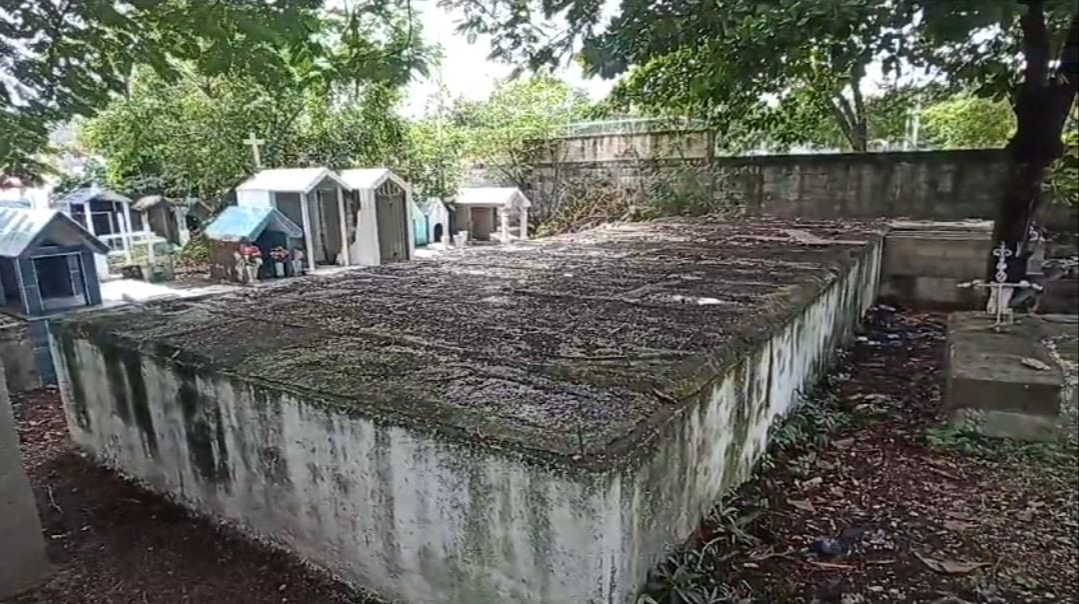 A un costado del área de tumbas se encuentra la fosa común A un costado del área de tumbas se encuentra la fosa común