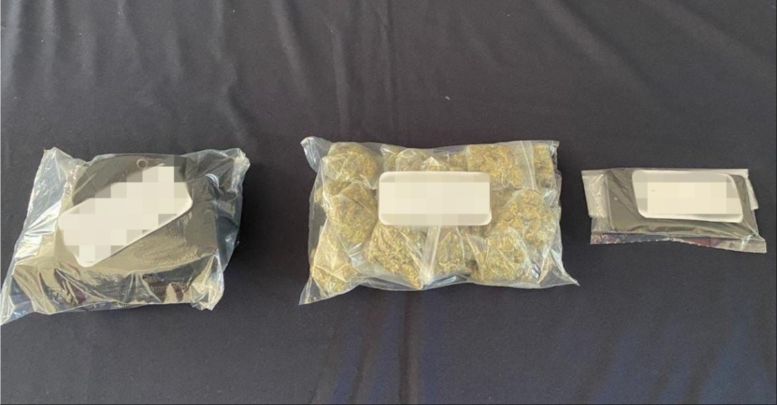 Al momento de su detención se encontraron un total de 17 bolsas con presunta marihuana Al momento de su detención se encontraron un total de 17 bolsas con presunta marihuana