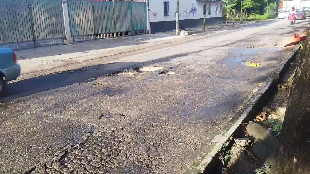 Conductores tratan de evitar los baches Conductores tratan de evitar los baches