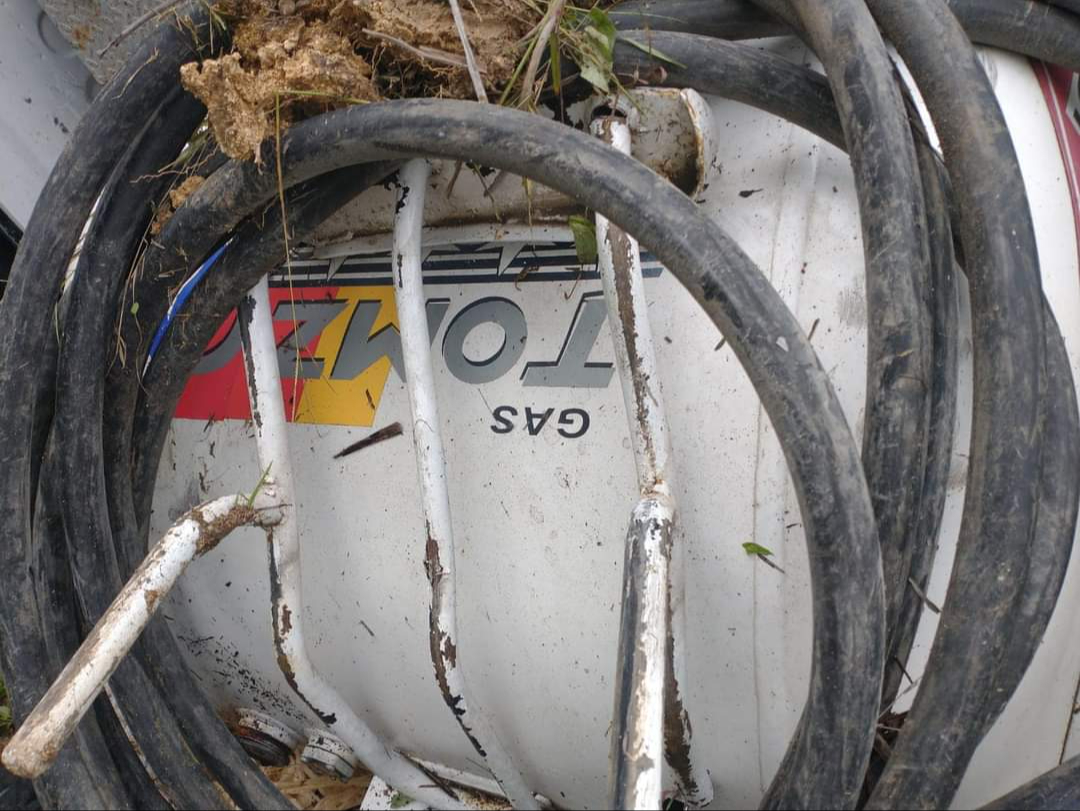 Debido a que el tráiler transportaba un cilindro de gas de 900 litros, cuerpo de bomberos se aseguraron de revisar alguna fuga Debido a que el tráiler transportaba un cilindro de gas de 900 litros, cuerpo de bomberos se aseguraron de revisar alguna fuga