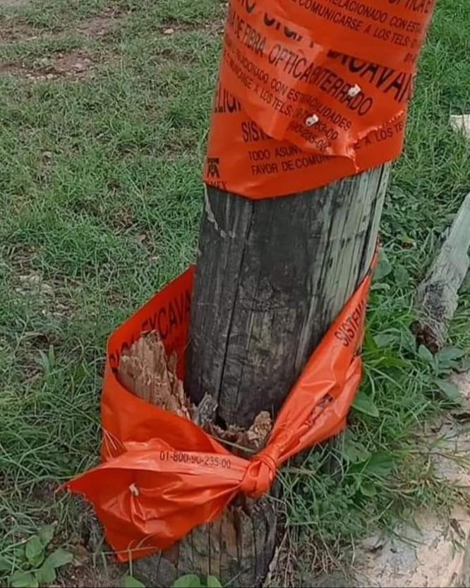 El poste puede presentar un riesgo a los habitantes de la zona. El poste puede presentar un riesgo a los habitantes de la zona.